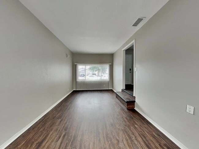 Foto del edificio - 1520 E L St