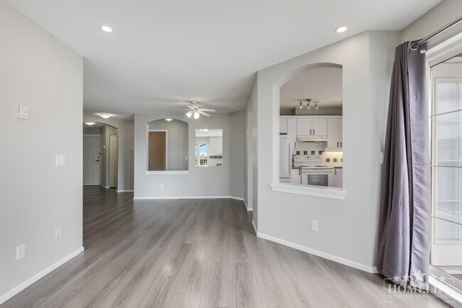 Photo du bâtiment - Spacious Top Floor 2 Bedroom + Den Corner Condo for Rent at Rockport – Langley