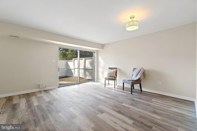 Building Photo - 107 St Charles Square