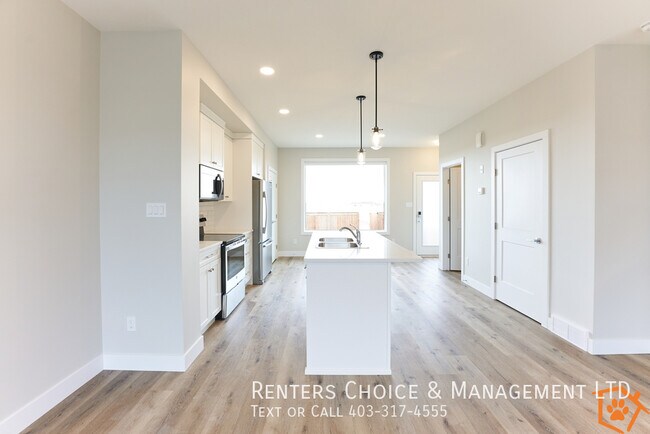 Photo du bâtiment - 3 Bedroom Townhouse With Assigned Parking