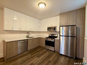 Building Photo - 424 Pembroke St