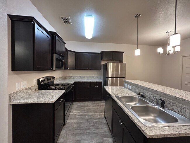 Foto del edificio - Townhomes Located In Stonewood Division & ...