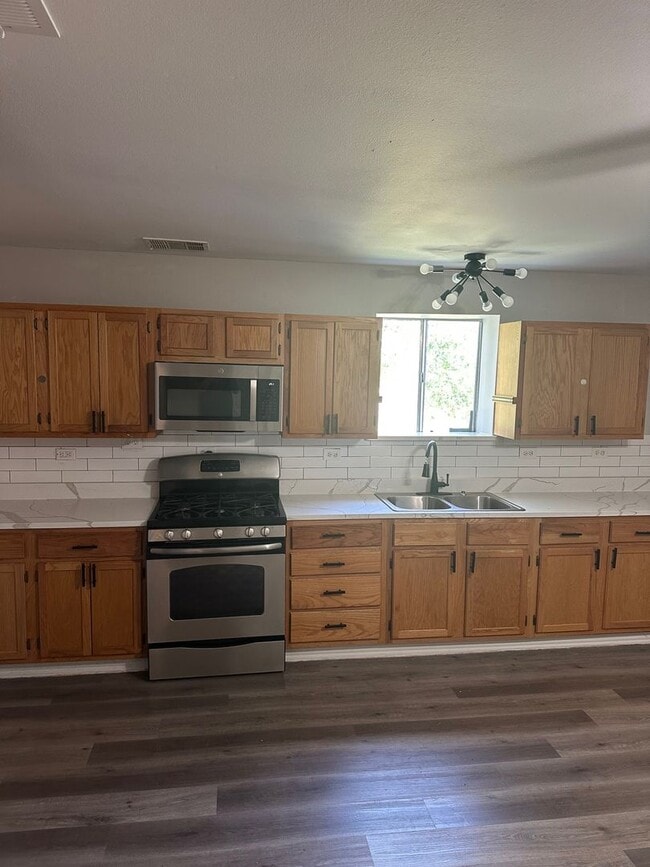 Building Photo - 8280 S State Hwy 78