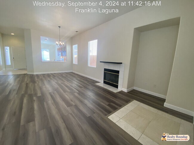 Foto del edificio - Single Story Home with No Carpet, Excellen...