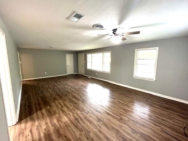 Building Photo - Nice 4 Bedroom 2 bathroom house in North L...