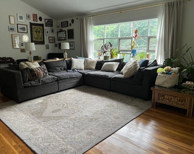 Building Photo - Spacious Well Maintained 3 Bedroom 2.5-Bat...