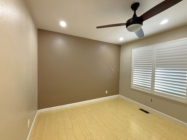 Building Photo - 3 bedroom and 2 bathroom Single-story home...