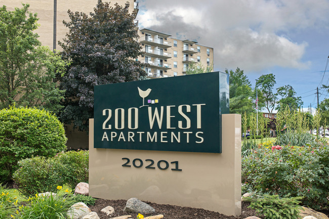 Bienvenido a 200 West - 200 West Apartments