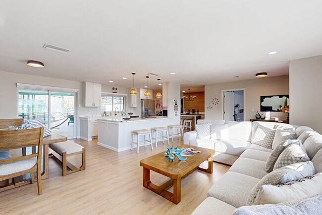 Building Photo - 2141 Fiesta Dr