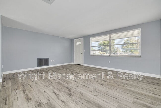 Foto del edificio - 3233 Finch Dr