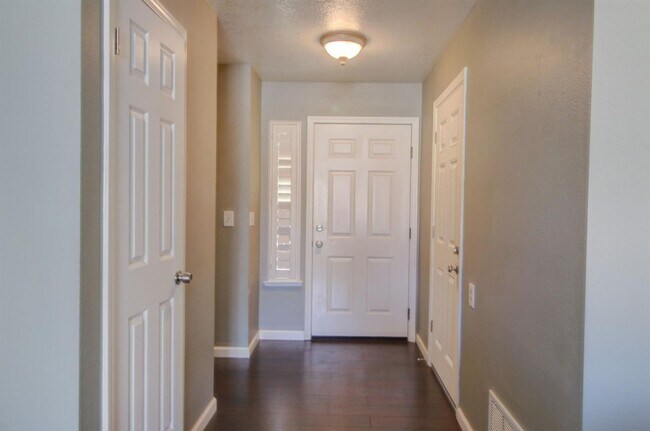 Foto del edificio - 3-bedroom Single story with vaulted ceilings!