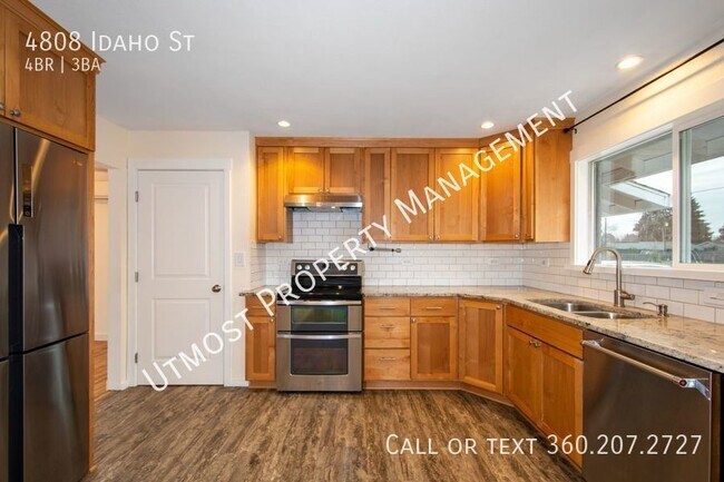 Building Photo - Newly Renovated 4BD on Half Acre Lot