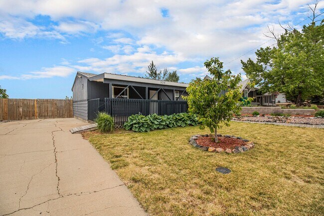 Building Photo - Single-Level 3 Bedroom 1 Bathroom Home in ...