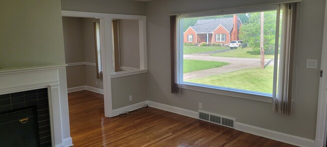 Front living area 2 - 116 Marshall Dr