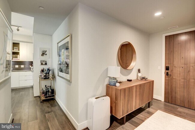 Foto del edificio - River-View 2BD Luxury Condo with Balcony and Parking!