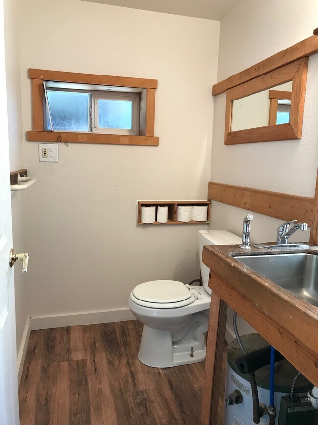 1/2 bath - 150 W Clackamas Blvd