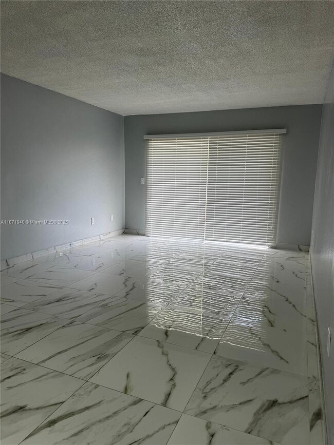Building Photo - 1480 W 46th St