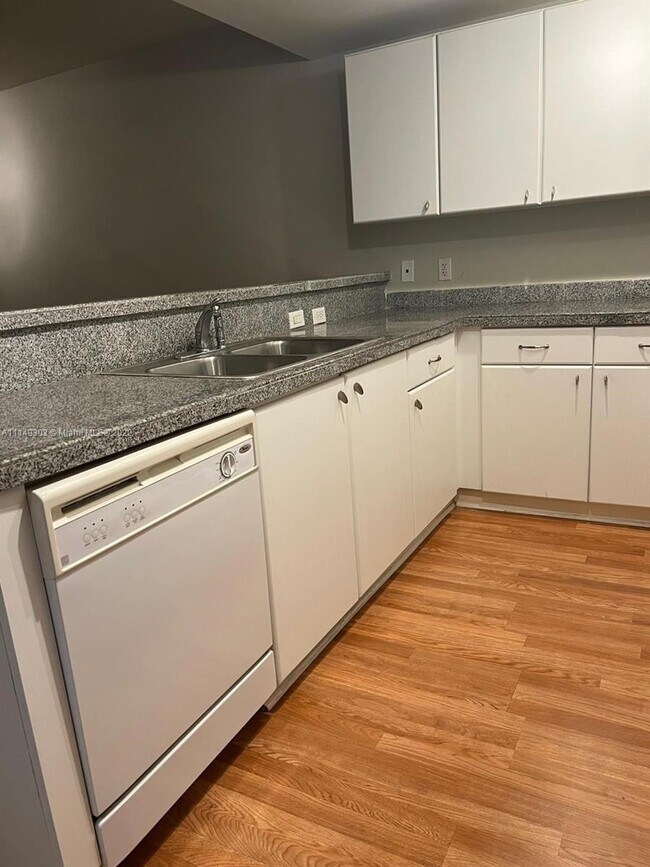 Foto del edificio - 2740 SW 28th Ter