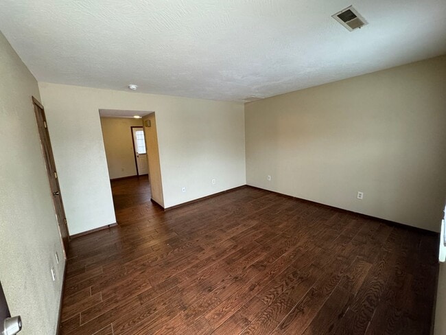 Building Photo - 2 bedroom 1.5 bath home in a great location!
