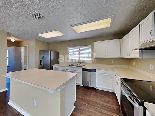 Foto del edificio - 304 Sandlewood Ln