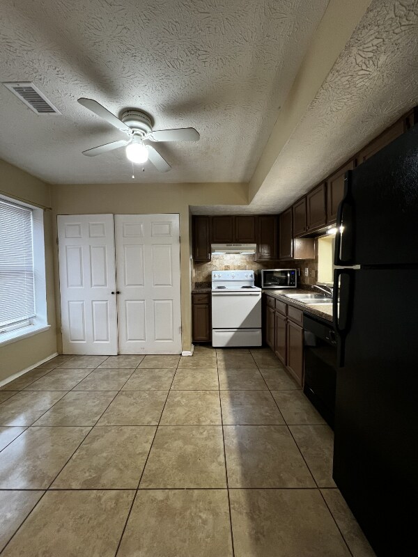 Building Photo - 6479 Meadow Rue Dr