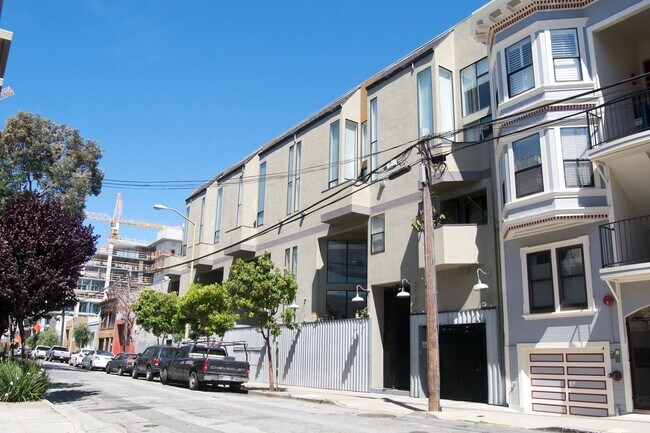 Clementina is a sunny, quiet, street walking distance from BART, Muni, CalTrain, Westfield Mall, Union Square, Financial District and Embarcadero. - 469 Clementina Street