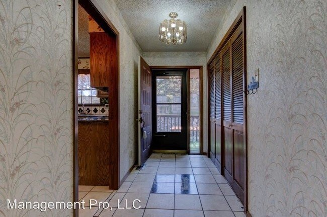 Building Photo - 2311 Lakeshore Dr