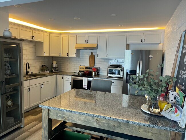 Foto del edificio - 3219 W Parkway Dr