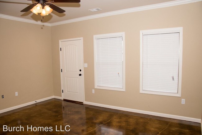 Building Photo - 3901 Hill Dr
