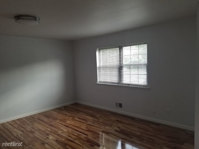 Building Photo - 804 Maple Hill Dr