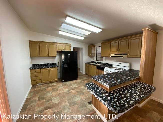 Building Photo - 3 br, 2.5 bath House - 8 Robin Court