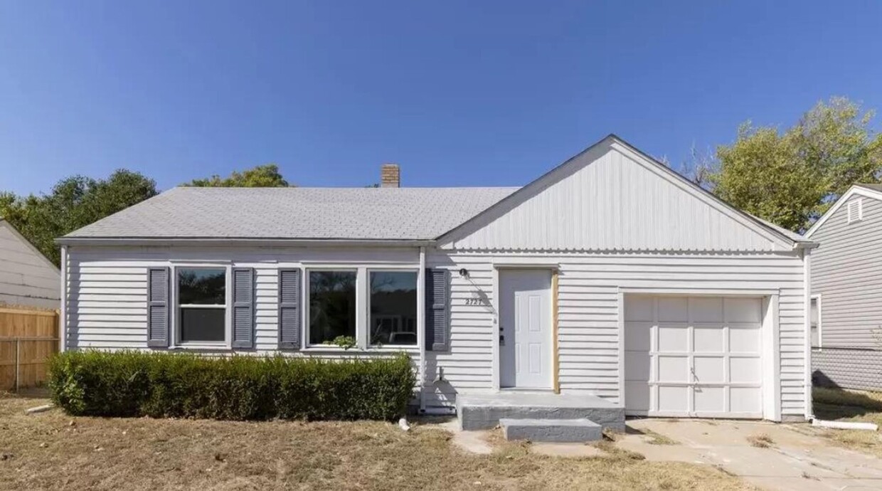 Foto principal - Spacious Single Family Home in South Wichita