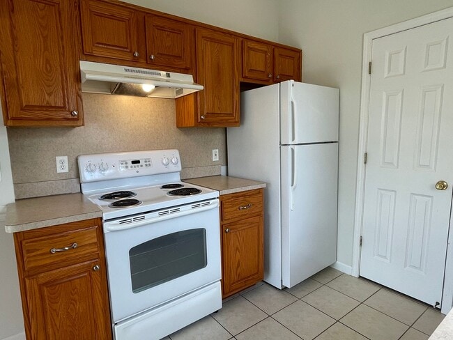 Building Photo - Shelby Township 2 Bedroom, 2 Bath Condo-St...