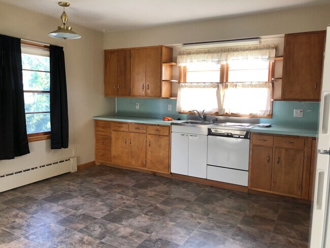 Kitchen - 615 Campanile Ave