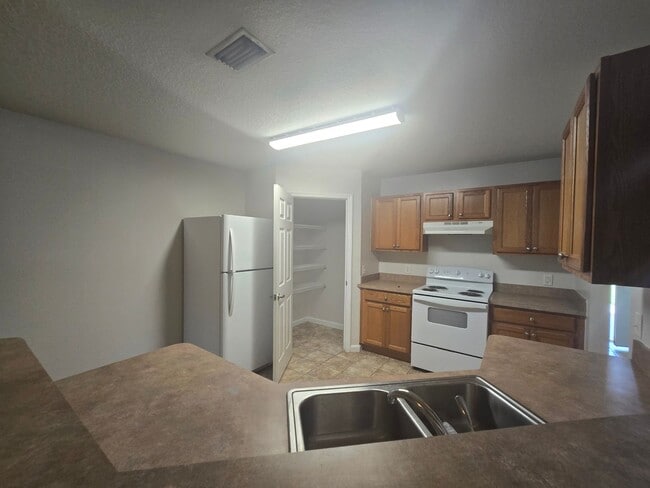 Foto del edificio - Brick Duplex 3/2 Home on Grandview