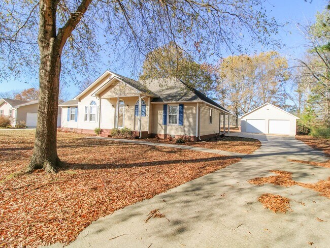 Foto del edificio - Nice home with Detached Garage & Storm She...