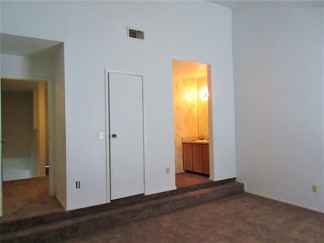 Building Photo - 8642 Village of Fondren