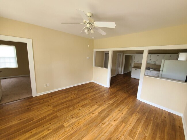 Foto del edificio - Burlington 4 Bed, 1 Bath - Nice Neighborhood