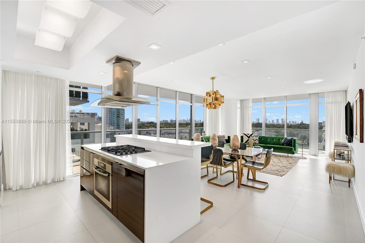 Primary Photo - 3737 Collins Ave