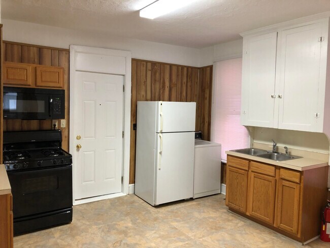 Kitchen: refrigerator and washer - 354 York St