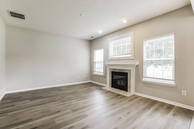 Foto del edificio - 8010 Whitaker Valley Blvd