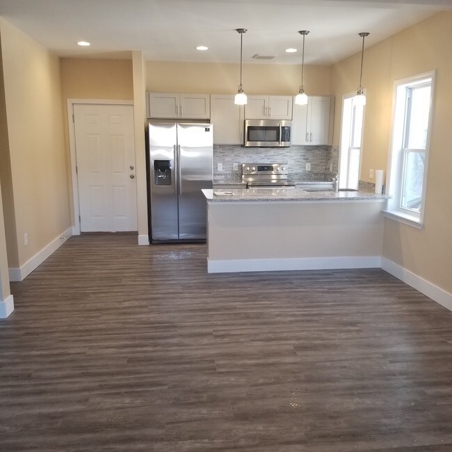 Building Photo - 901 Main St