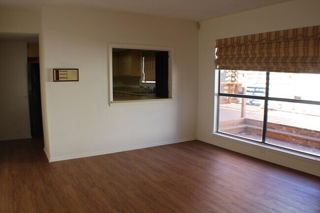 Foto del edificio - Gorgeous garden style home in San Antonio. Realtor Commission: $300