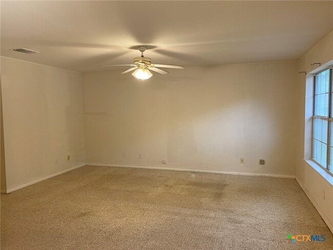 Building Photo - 570 Beverly Ln