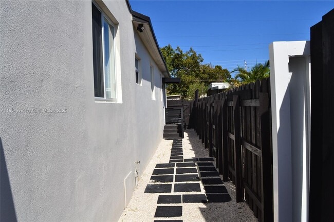 Building Photo - 621 SW 60th Ct