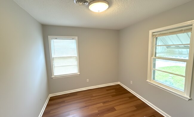 Foto del edificio - 1640 Russwood Rd