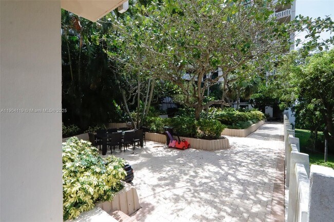 Foto del edificio - 1121 Crandon Blvd