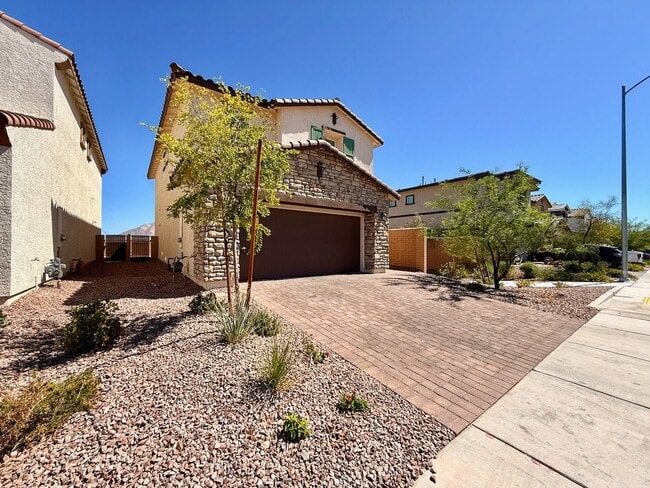 Building Photo - NEWLY UPGRADED 3 BED 2.5 BATH 2 CAR GARAGE...