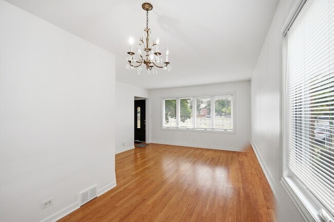 Foto del edificio - 6230 W Foster Ave