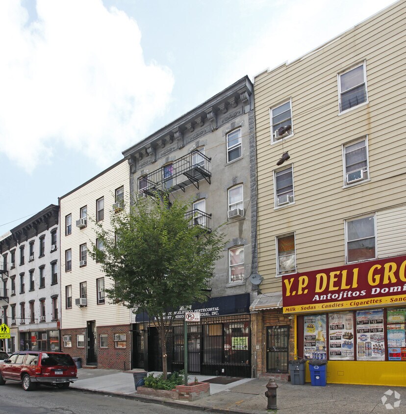 Primary Photo - 224 Manhattan Ave